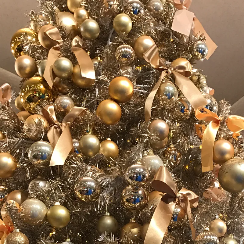全てゴールドのクリスマスツリー装飾