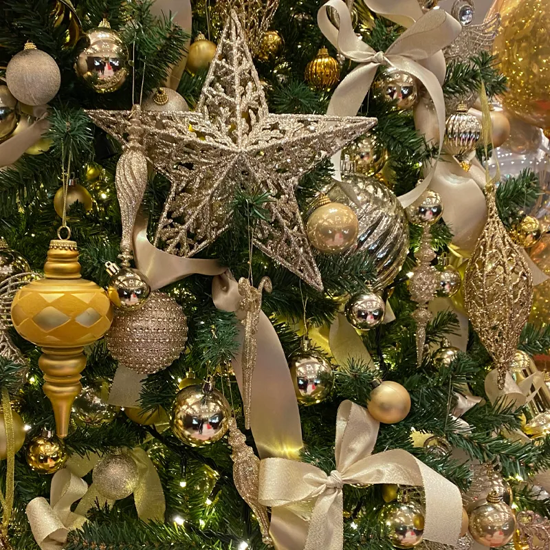 ゴールドのクリスマスツリー装飾