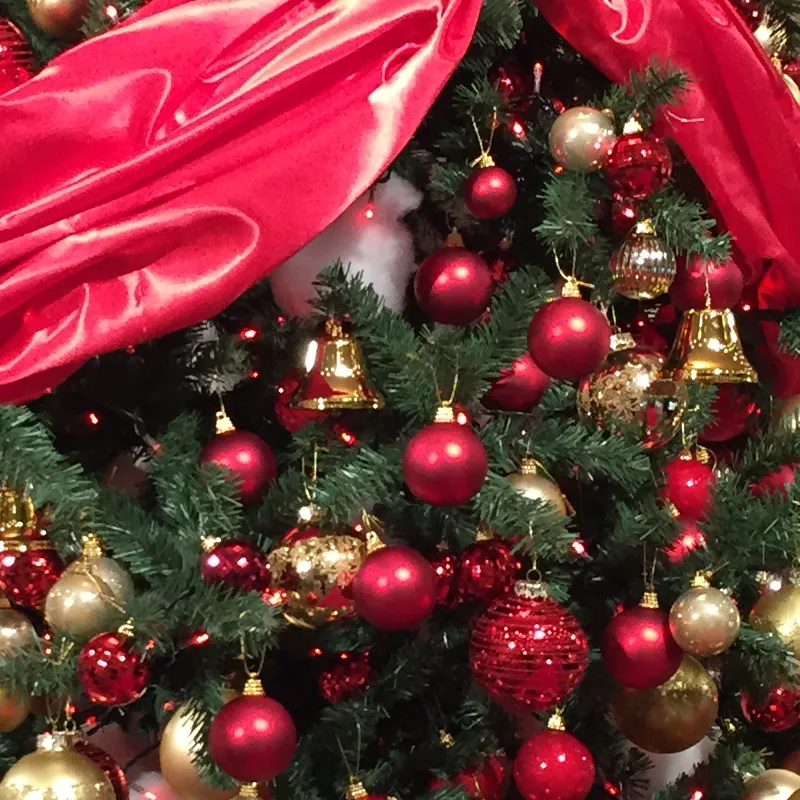 レッド、ゴールドのクリスマスツリー装飾