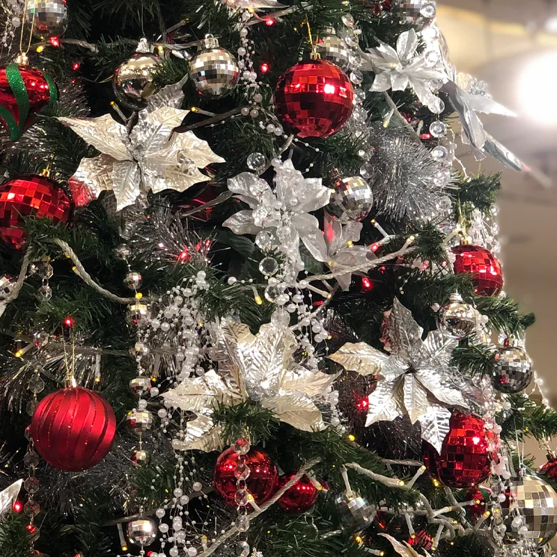 シルバーとレッドのクリスマスツリー装飾