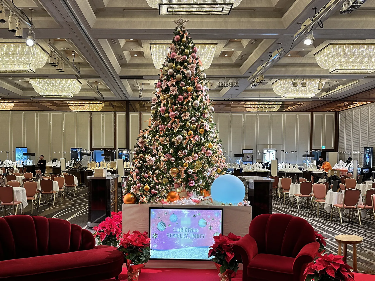エレガントなピンクオーナメントのクリスマスツリー