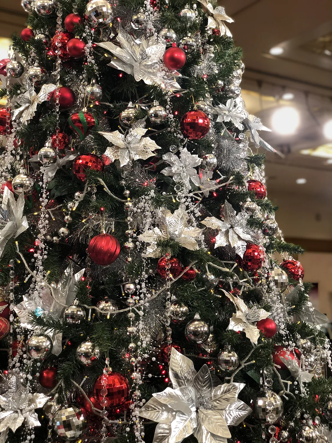 シルバー&レッドのクリスマスツリー