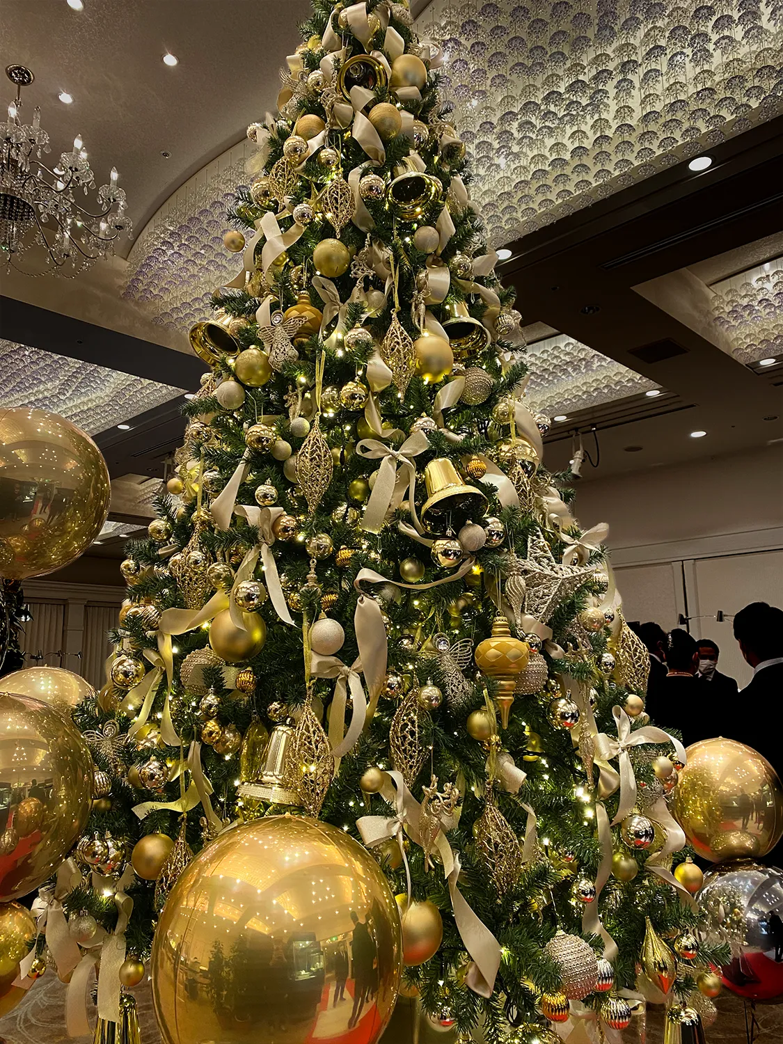 エレガントなゴールドオーナメントのクリスマスツリー