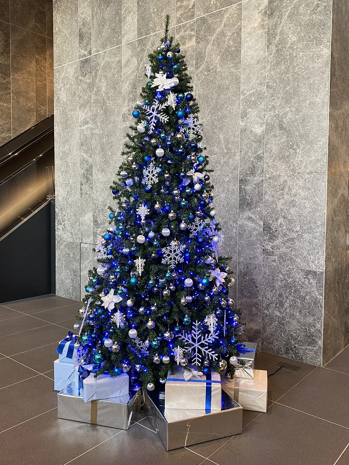 ブルーオーナメントのクリスマスツリー