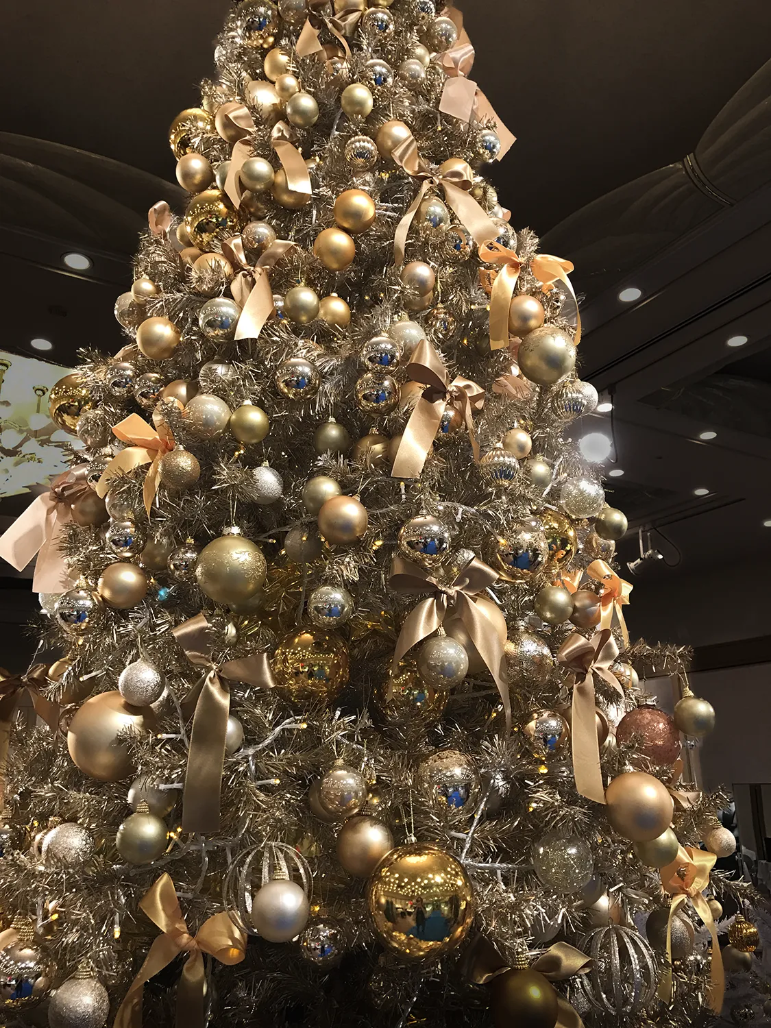 オールゴールドのクリスマスツリー
